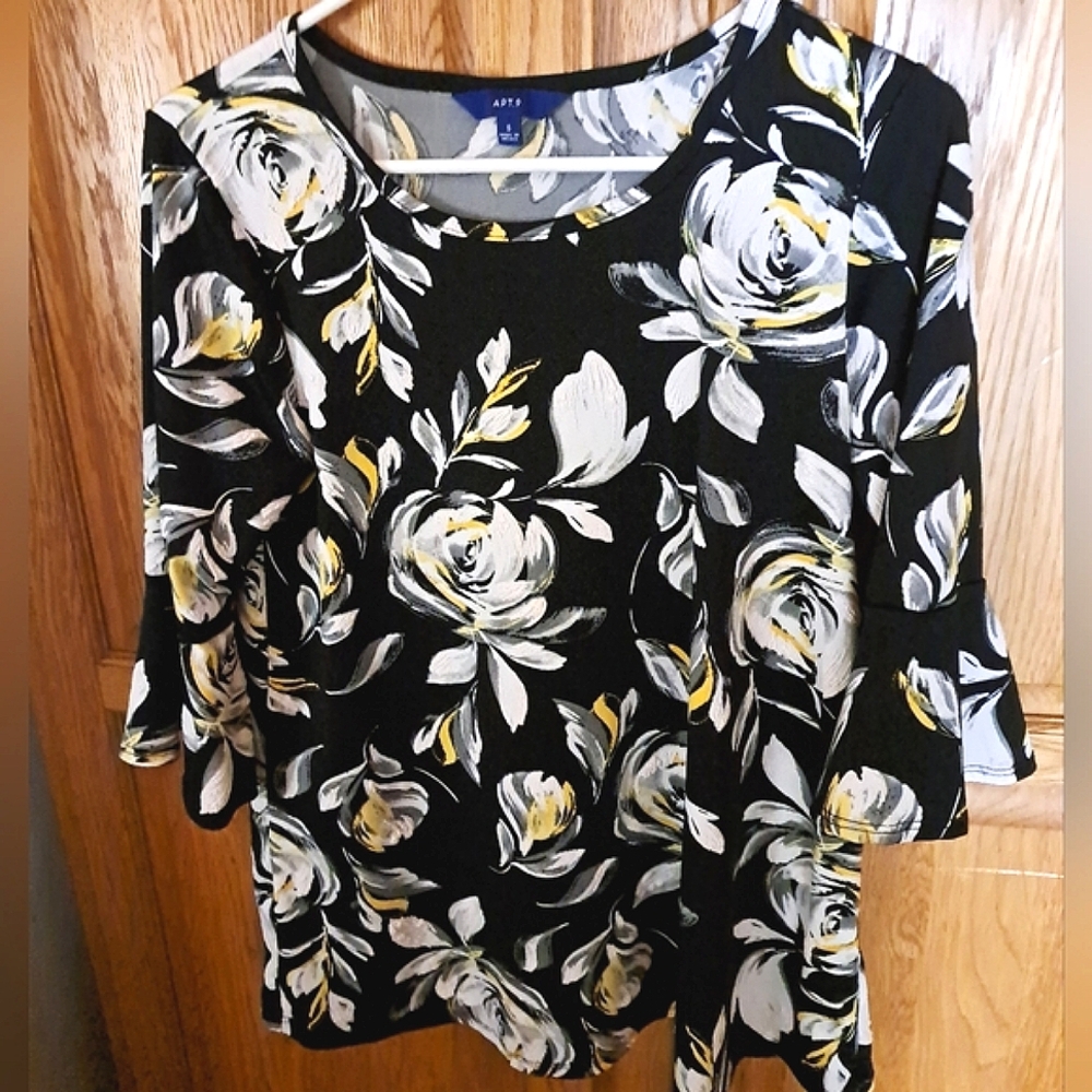 Apt. 9 Women's Black Floral Top 38" length 24" mint conditibuston